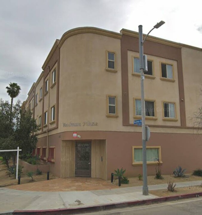 7061 Woodman Ave in Los Angeles, CA - Building Photo
