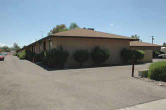 Campbell Village Apartments in Tucson, AZ - Foto de edificio - Building Photo