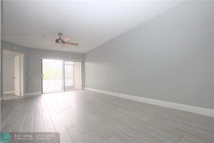 5529 Courtyard Dr in Margate, FL - Building Photo - Building Photo