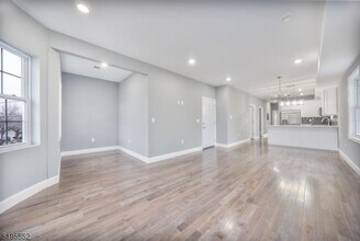 911 Monroe Ave in Elizabeth, NJ - Foto de edificio - Building Photo