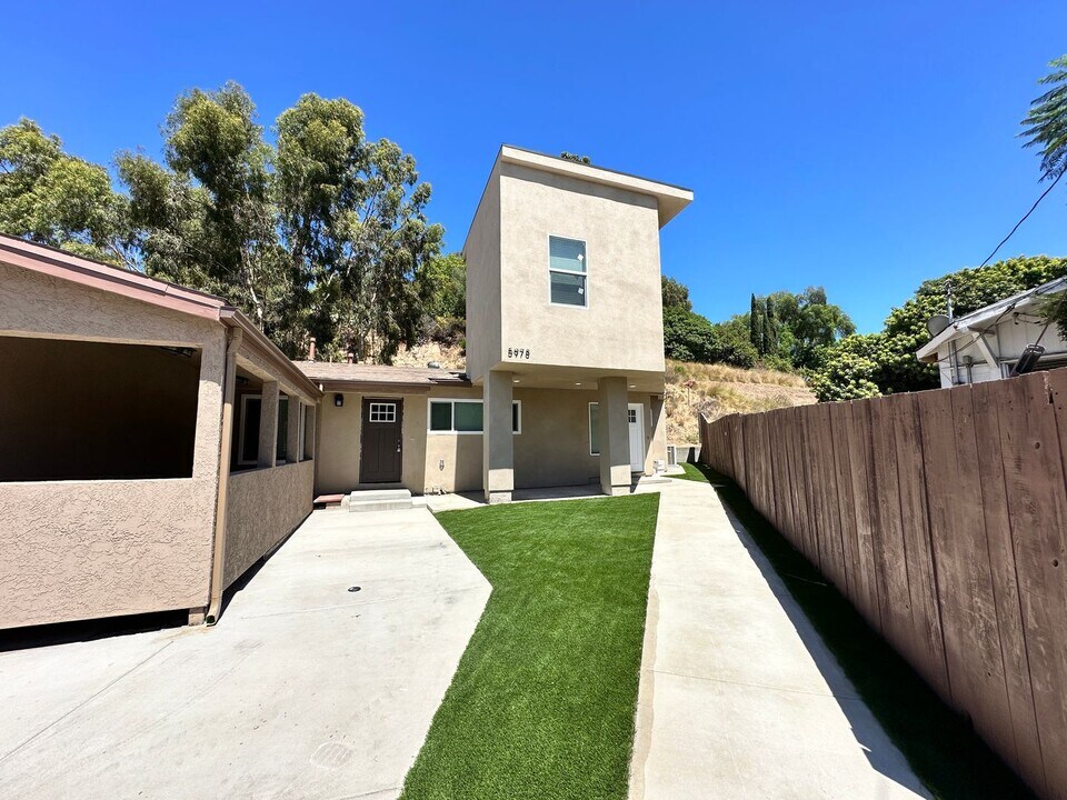 5978 Baja Dr in San Diego, CA - Foto de edificio