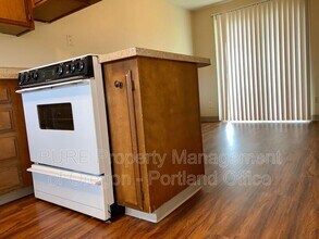 2143 SW Townsend Ct in Troutdale, OR - Building Photo - Building Photo