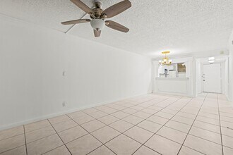110 Lake Emerald Dr, Unit 103 in Oakland Park, FL - Building Photo - Building Photo
