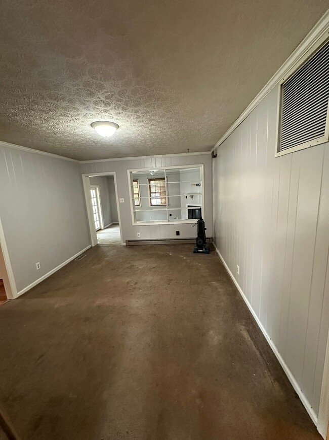 1303 Kingsport Rd in Greensboro, NC - Foto de edificio - Building Photo