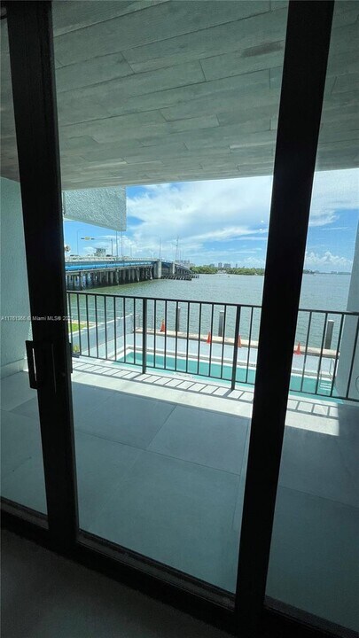 7899 NE Bayshore Ct, Unit 2E in Miami, FL - Foto de edificio
