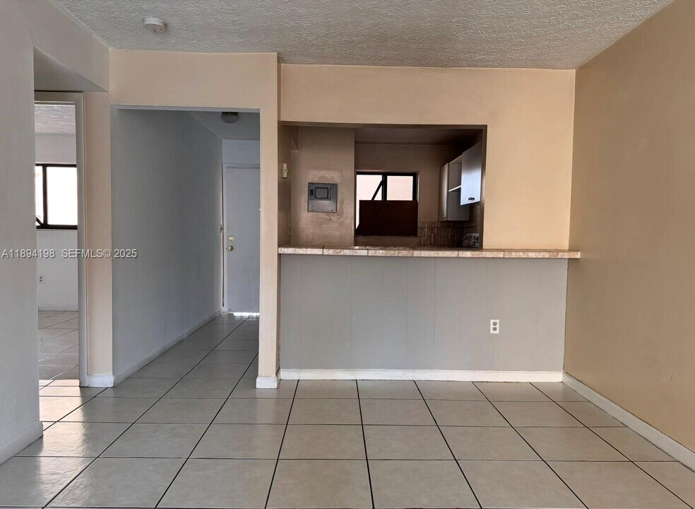 6055 W 19th Ave in Hialeah, FL - Building Photo