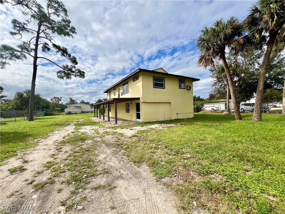 8346 Tolles Dr in North Fort Myers, FL - Building Photo