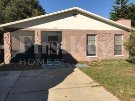 2224 E Hanna Ave in Tampa, FL - Building Photo
