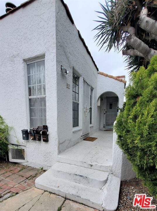 813 N Poinsettia Pl in Los Angeles, CA - Building Photo - Building Photo