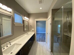 5808 Lindell Ave in Dallas, TX - Building Photo - Building Photo