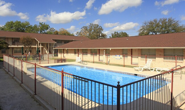 Olde Georgian Apartments in Georgetown, TX - Building Photo - Building Photo