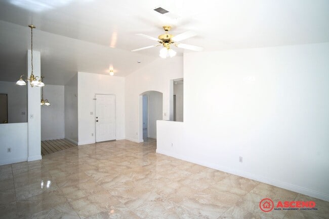 1305 Innsbruck Dr in Bakersfield, CA - Building Photo - Building Photo