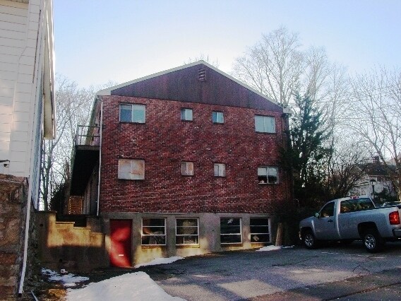 8 Cross St in Westport, CT - Building Photo