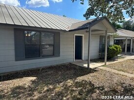 401 W Adams St in Pleasanton, TX - Building Photo