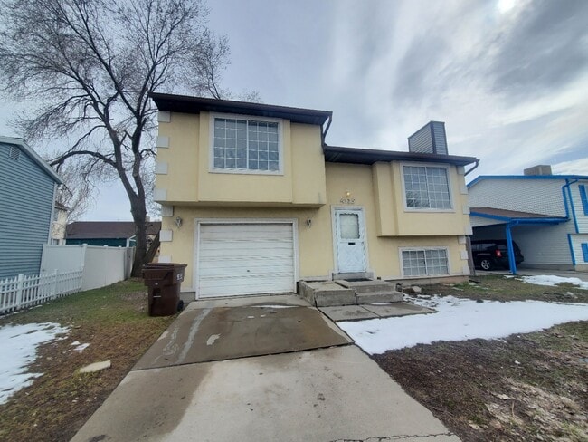 property at 4735 Wedgecliffe Dr