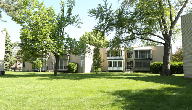 Woodlore Condominiums in Livonia, MI - Foto de edificio - Building Photo