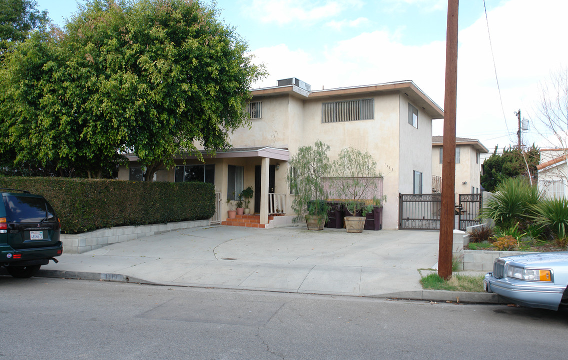 1319 E Garfield Ave in Glendale, CA - Building Photo