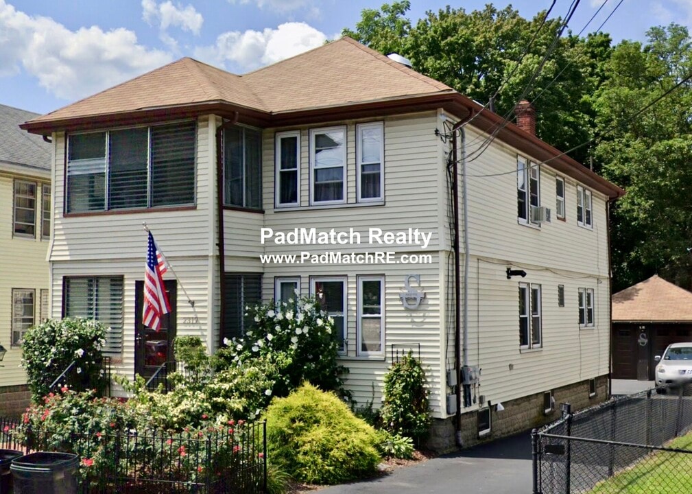 2319 Centre St, Unit 1 in Boston, MA - Building Photo
