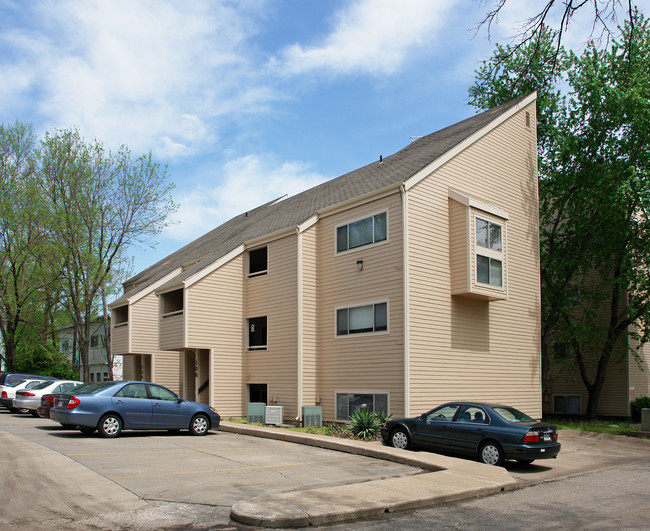 Hanover Place - 200 Hanover Pl #1 in Lawrence, KS - Foto de edificio - Building Photo