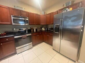 8655 W 33rd Ave in Hialeah, FL - Building Photo - Building Photo