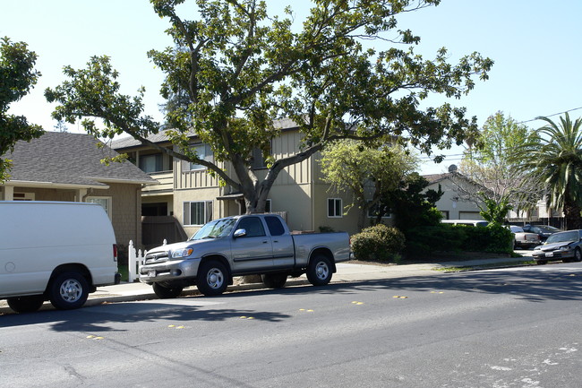 143 Redwood Ave in Redwood City, CA - Building Photo - Building Photo