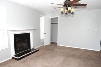 2422 Wynterhall Rd SE in Huntsville, AL - Foto de edificio - Building Photo