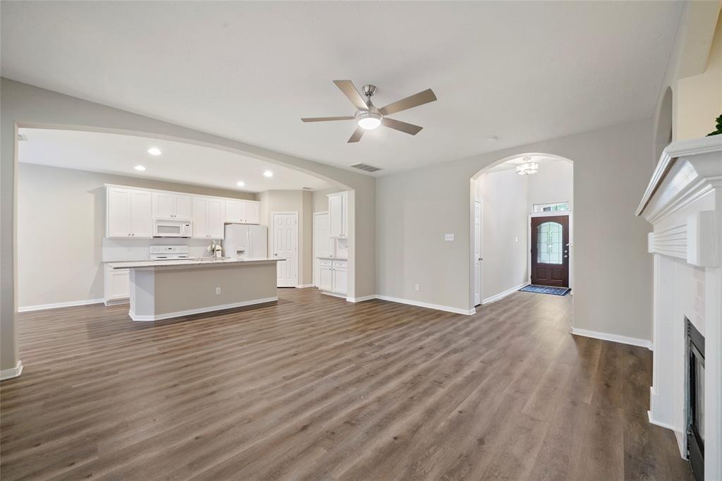 130 W Burberry Cir in Conroe, TX - Building Photo