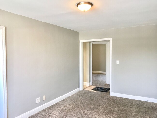 7235 Holabird Ave-Unit -Unit B - PM hold 10/2023 funds in Dundalk, MD - Foto de edificio - Building Photo