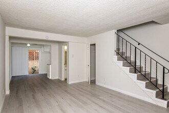 pal216 in Alhambra, CA - Foto de edificio - Building Photo