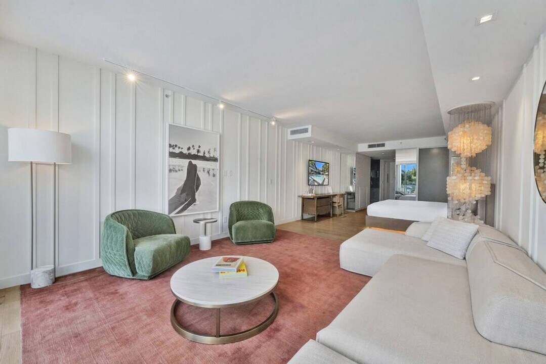 2201 Collins Ave in Miami Beach, FL - Foto de edificio