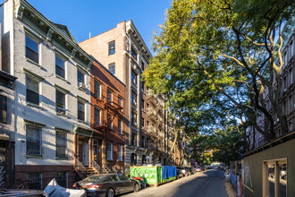 236 E 5th St in New York, NY - Foto de edificio - Building Photo