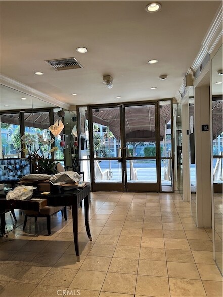 10747 Wilshire Blvd, Unit 505 in Los Angeles, CA - Foto de edificio - Building Photo