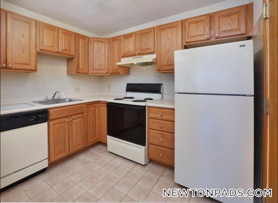 288 Grove St in Newton, MA - Building Photo