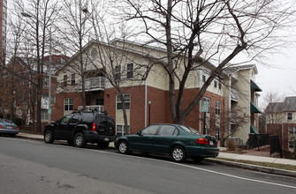 Courthouse Crossings Apartments in Arlington, VA - Building Photo - Building Photo