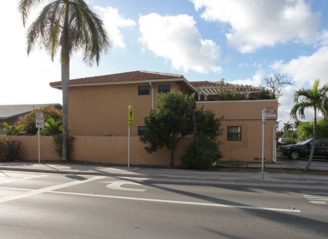 900 E Hillsboro Blvd in Deerfield Beach, FL - Building Photo - Building Photo