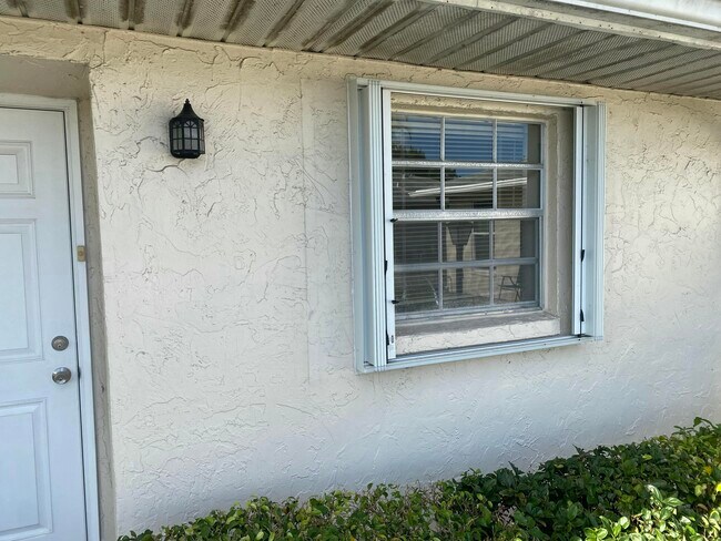 442 Franconia Cir in Greenacres, FL - Building Photo - Building Photo