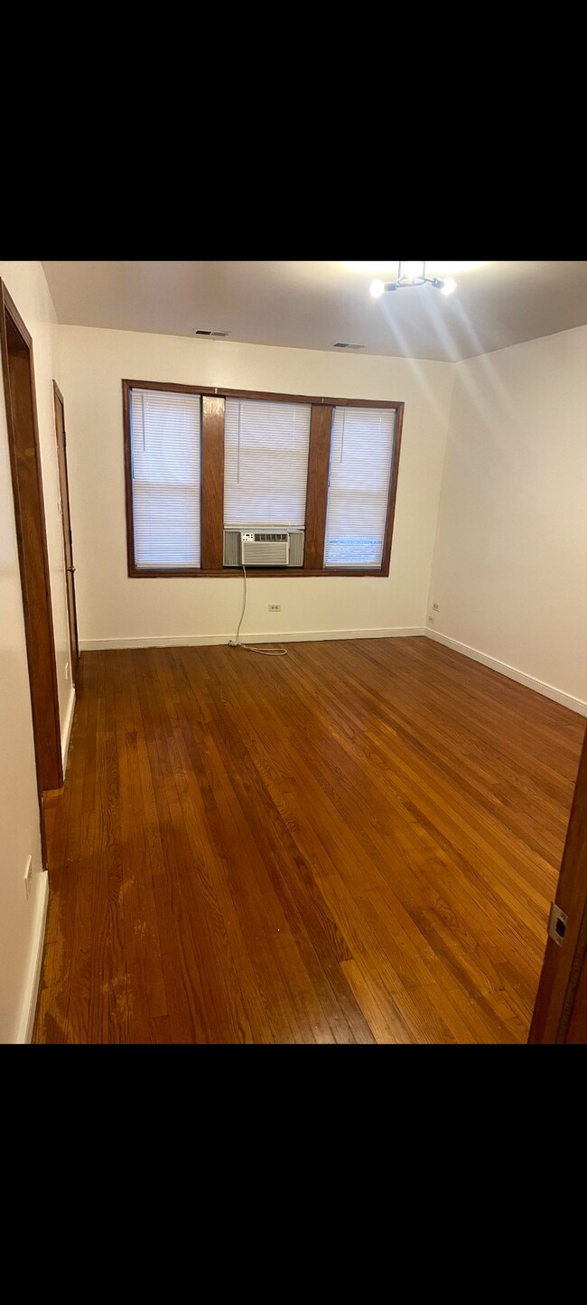 8346 S Mackinaw Ave, Unit 2 in Chicago, IL - Foto de edificio - Building Photo