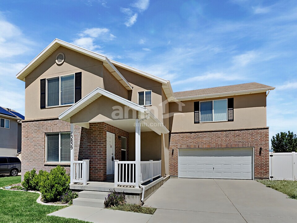 13839 Ralph H Way in Herriman, UT - Foto de edificio