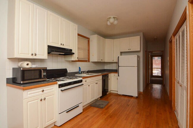1445 W Cortez St, Unit M06B in Chicago, IL - Building Photo - Building Photo
