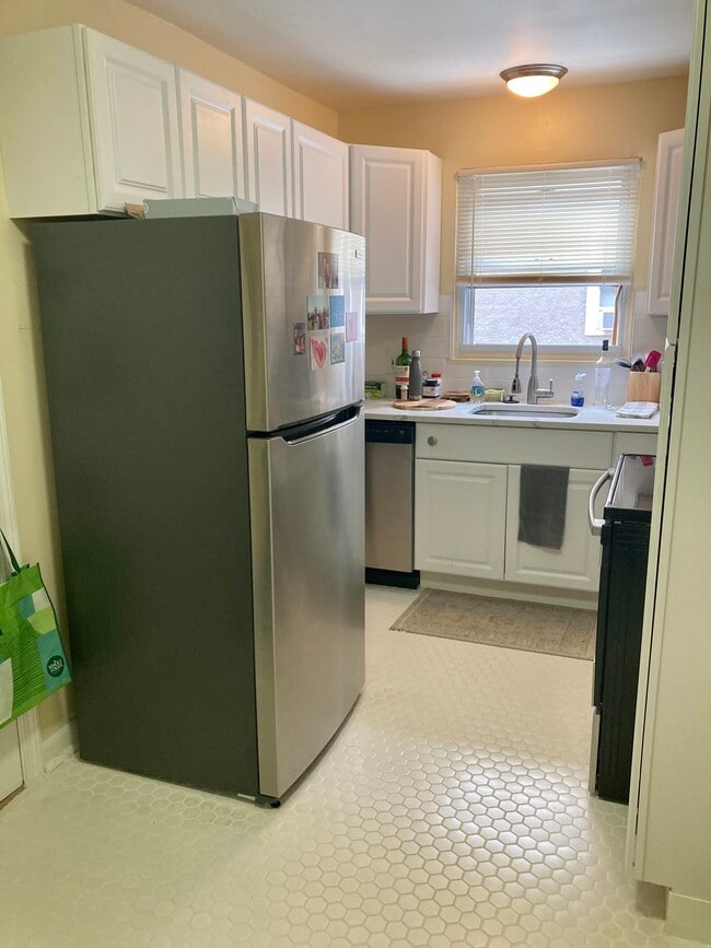 877 Farmington Ave in West Hartford, CT - Building Photo - Building Photo