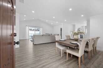 18015 Collins St in Encino, CA - Building Photo - Building Photo