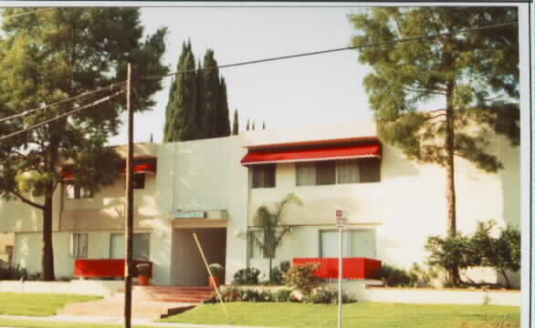 Dickens Courtyard Ii in Van Nuys, CA - Foto de edificio