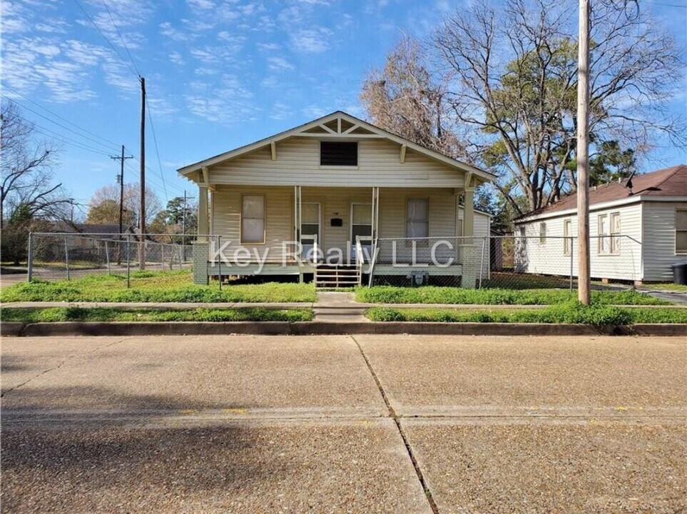 201 N 16th St in Alexandria, LA - Foto de edificio