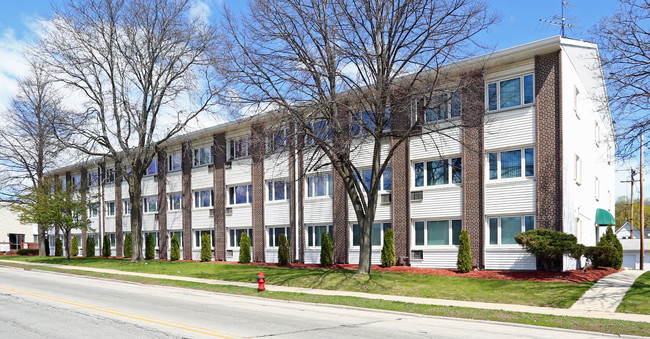 Village View in Wauwatosa, WI - Foto de edificio - Building Photo