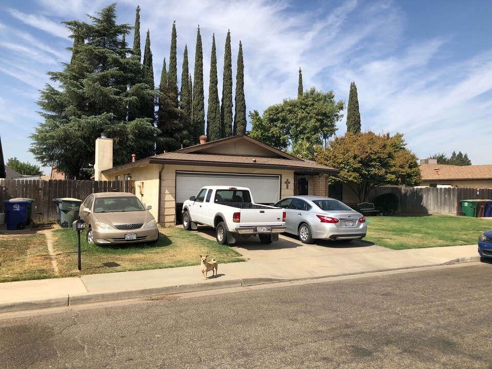 112 Holiday Way in Chowchilla, CA - Building Photo