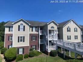 332 Bubble Creek Ct in Fayetteville, NC - Building Photo