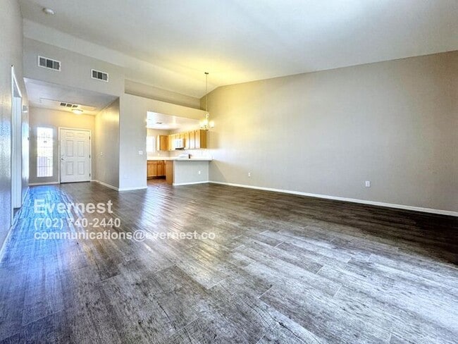 10525 Autumn Pine Ave in Las Vegas, NV - Building Photo - Building Photo