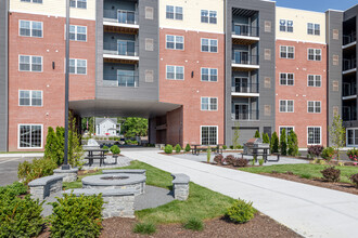 The Residences at 99 Water in Warren, RI - Foto de edificio - Building Photo