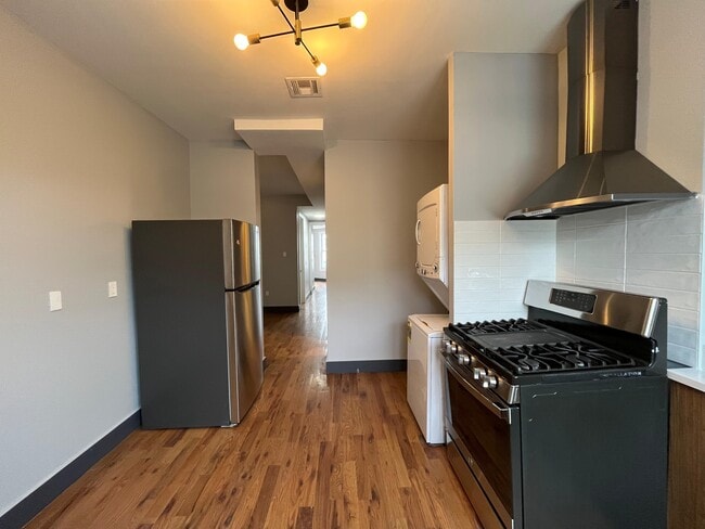 74 Baldwin Ave, Unit 2 in Jersey City, NJ - Foto de edificio - Building Photo