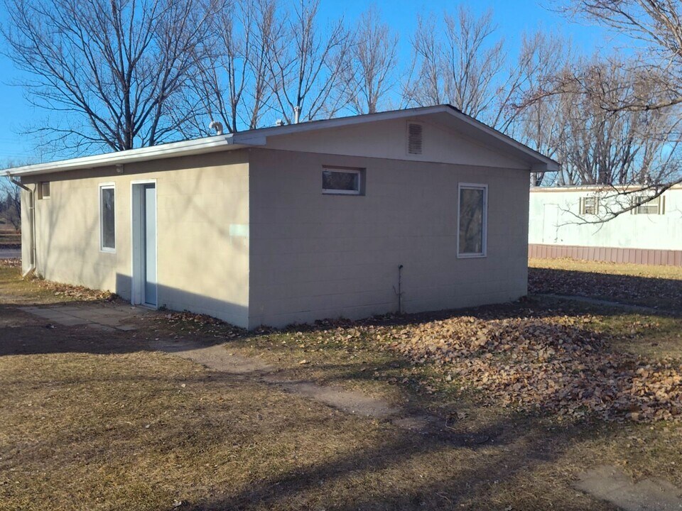 615 Parkland Dr SW in Rugby, ND - Building Photo